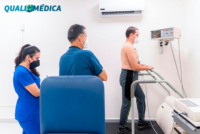 Homem de meia idade realizando exame de Taquicardia