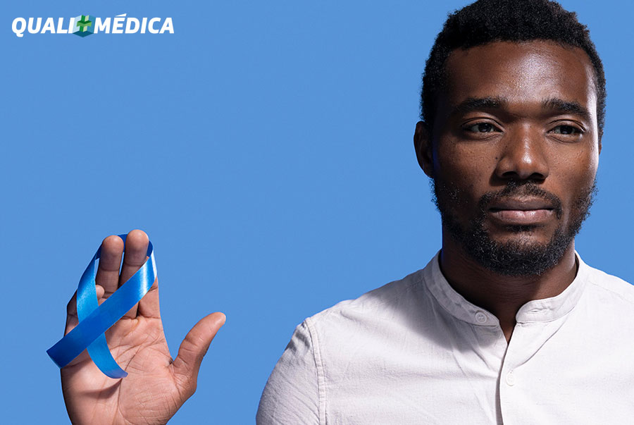 Homem segurando fixa azul, simbolo Câncer de Próstata