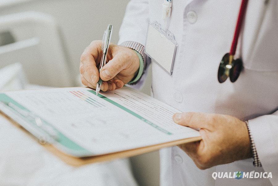 Médico preenchendo amnesia do paciente