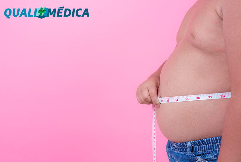 Homem medindo quadril com fita metrica